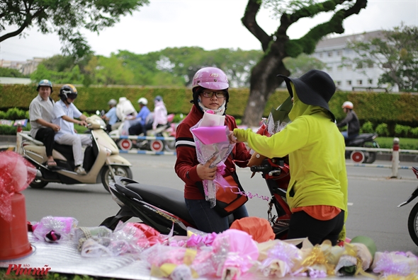 Phia sau nhung chu gau bong la bua com voi vang...