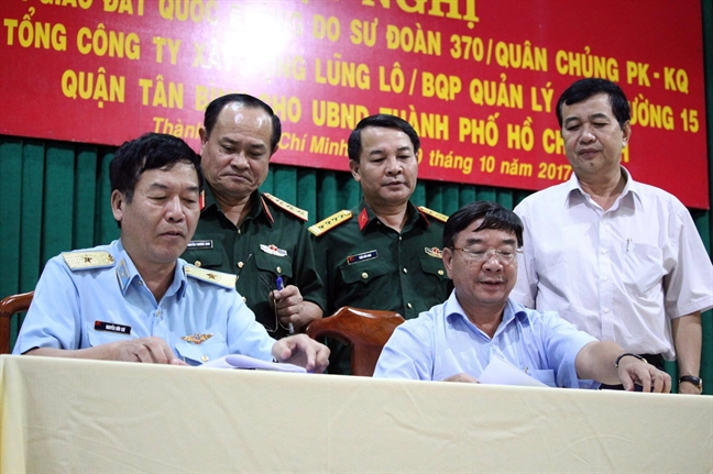 Bo Quoc Phong ban giao hon 7.000 m2 dat cho TP.HCM mo rong giao thong san bay