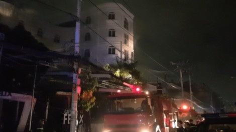 Cảnh sát PCCC giải cứu nhiều người mắc kẹt trong quán karaoke bị hỏa hoạn