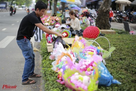 Phía sau những chú gấu bông là bữa cơm vội vàng...