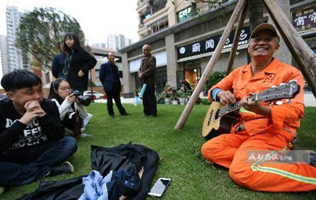 Tieng dan guitar day dam me cua ong lao quet duong