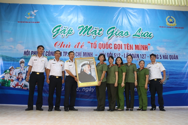 Hoi Phu nu Cong an TP.HCM tang 100 trieu dong cho Hai doi 512