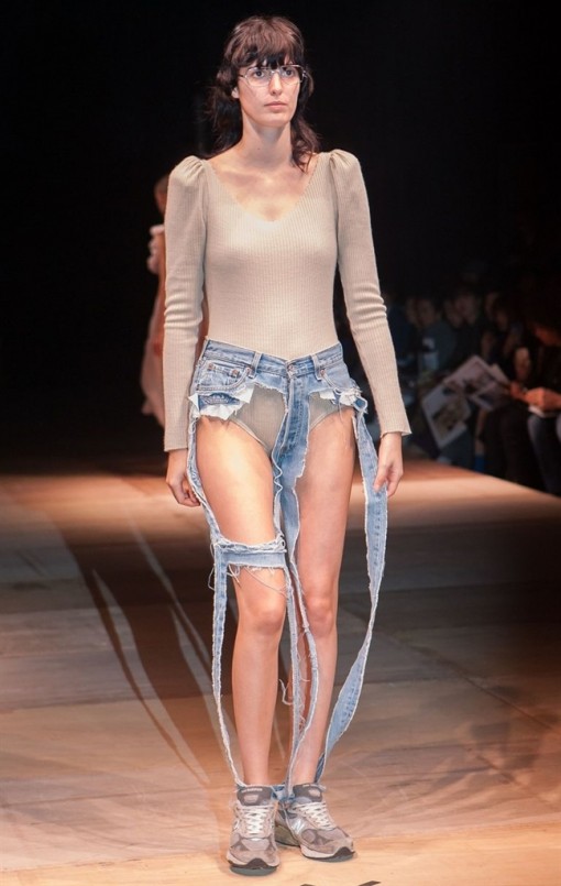 Thiết kế jeans quái lạ gây tranh cãi trên mạng xã hội