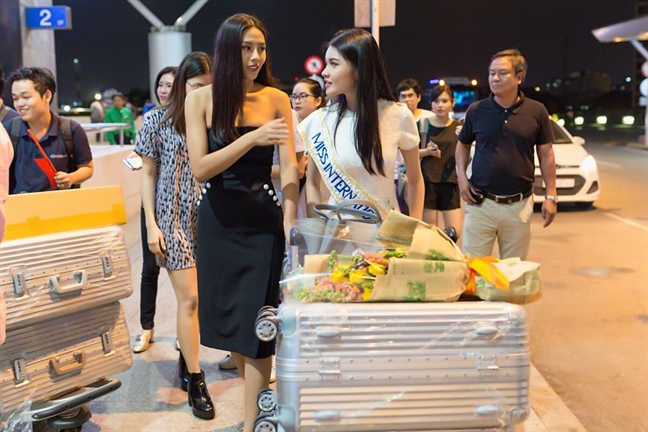 A hau Thuy Dung mat 3 kien hanh ly de ‘vac’ trang phuc dan toc du thi 'Miss International'