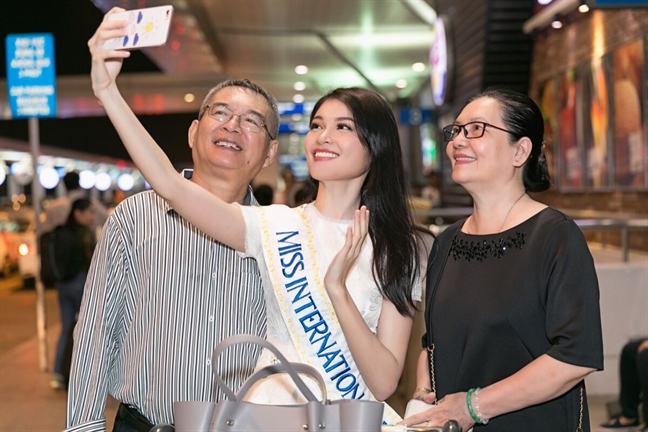 A hau Thuy Dung mat 3 kien hanh ly de ‘vac’ trang phuc dan toc du thi 'Miss International'