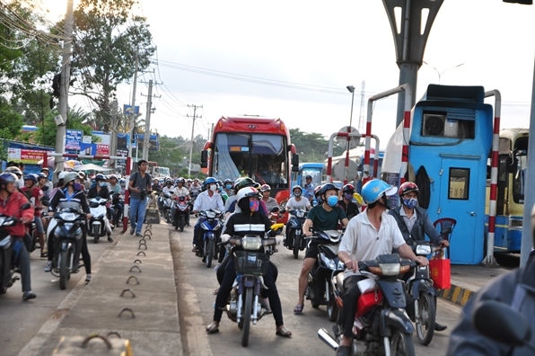 CSGT moi tai xe len 'khuyen' khong nen tra tien le qua tram BOT duong tranh Bien Hoa