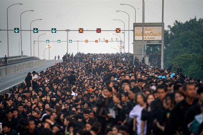 Nguoi dan Thai Lan tien dua Vua Bhumibol Adulyadej