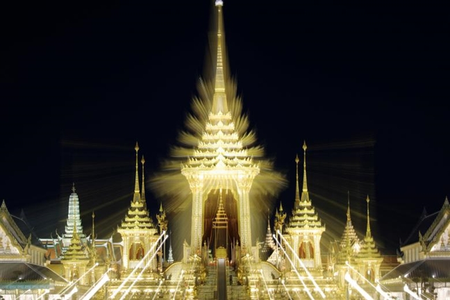 Nguoi dan Thai Lan tien dua Vua Bhumibol Adulyadej