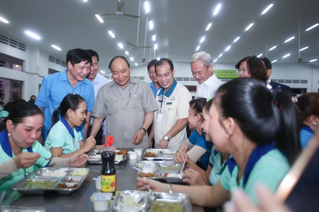 Thu tuong Nguyen Xuan Phuc: Nang cao dieu kien song, tieu chuan nha tro cho cong nhan