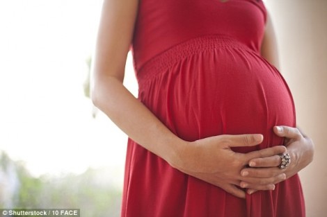 Phụ nữ sống chung với mẹ chồng hoặc mẹ ruột sẽ sinh ít con hơn?