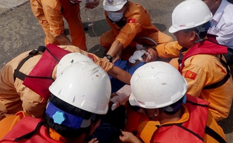 Vietnam MRCC cứu ngư dân gặp nạn nguy kịch ở Hoàng Sa