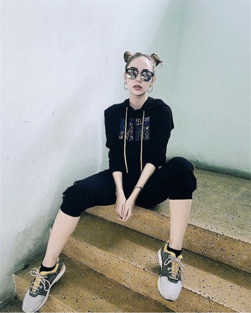 Đồ thể thao lên ngôi trong street style của mỹ nhân Việt tuần qua