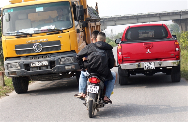 CSGT Nghe An mac thuong phuc bi mat ghi hinh de triet pha 'quai xe'