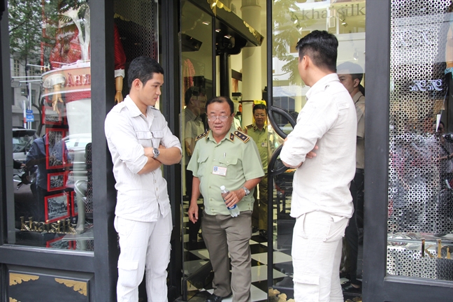 Dong loat kiem tra 3 cua hang Khaisilk giua trung tam Sai Gon