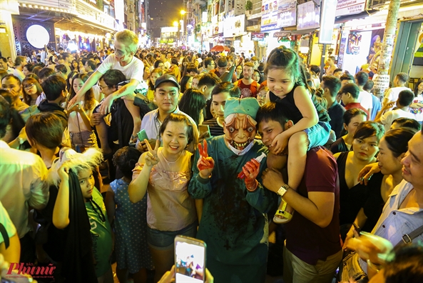 Hang nghin nguoi Sai Gon do ve pho Tay xem 'ma quy' trong dem Halloween