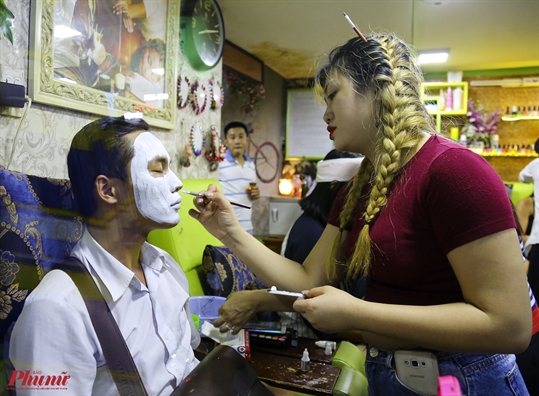 Hang nghin nguoi Sai Gon do ve pho Tay xem 'ma quy' trong dem Halloween