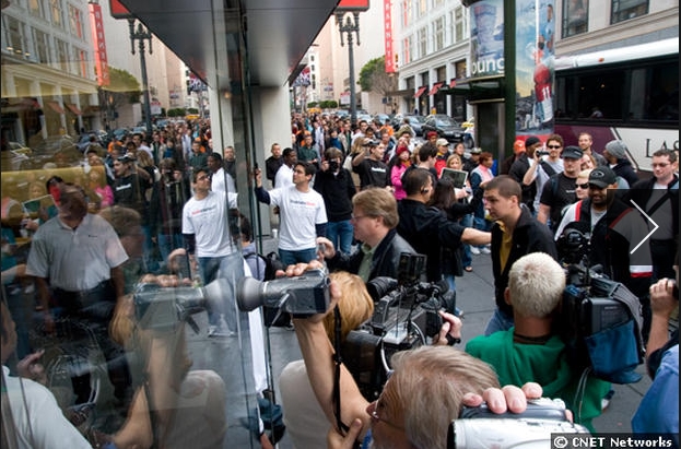 Can canh 'cam trai' hang tram gio ben ngoai Apple Store cho iPhone moi