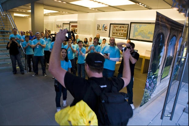 Can canh 'cam trai' hang tram gio ben ngoai Apple Store cho iPhone moi