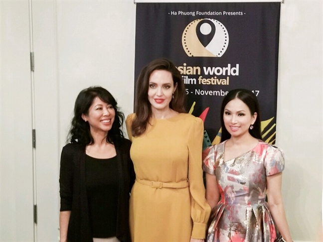 Ha Phuong 'tay bat mat mung' Angelina Jolie tai Hollywood