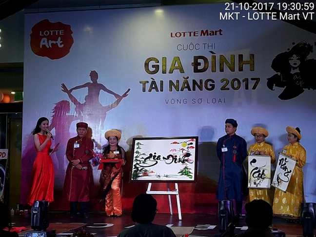 Dien vien Thanh Thuy hoi tu cung cac nghe si trong vai tro giam khao cuoc thi Gia dinh tai nang 2017