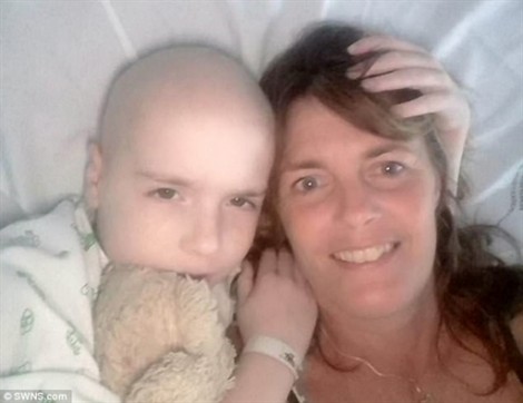 Mắc ung thư quái ác, hai mẹ con vẫn vui vẻ 'chiến đấu' chống bệnh tật