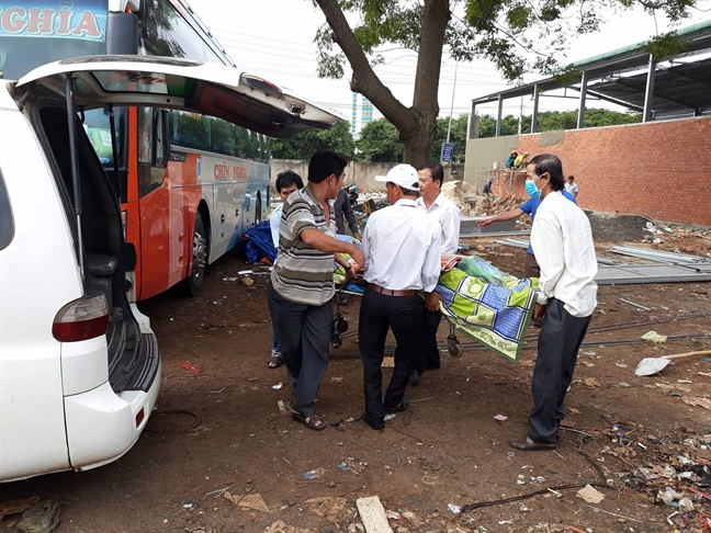 Di lam thue, nguoi dan ong chet bat thuong tren xe khach