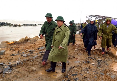 Phó Thủ tướng Trịnh Đình Dũng chỉ đạo phòng chống bão số 12 tại Phú Yên