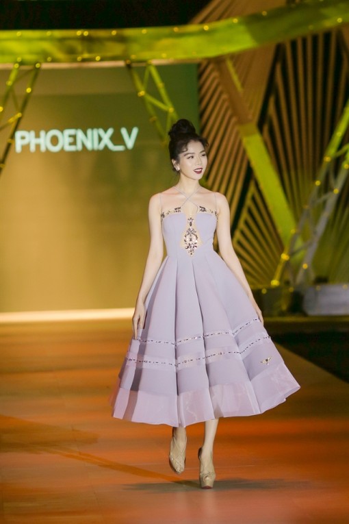 Ca sĩ Lệ Quyên là vedette trong bộ sưu tập của Vũ Thu Phương