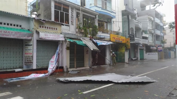 Nha Trang: Nha toc mai, cay xanh nga la liet trong bao Damrey