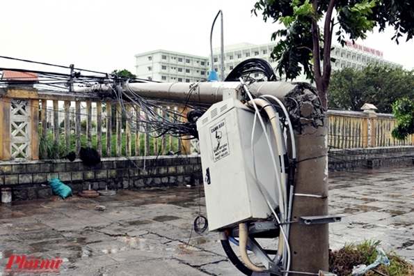 Gan 8.000 ngoi nha o Phu Yen hu hong, 15 nguoi mac ket o cang Vung Ro cho cuu