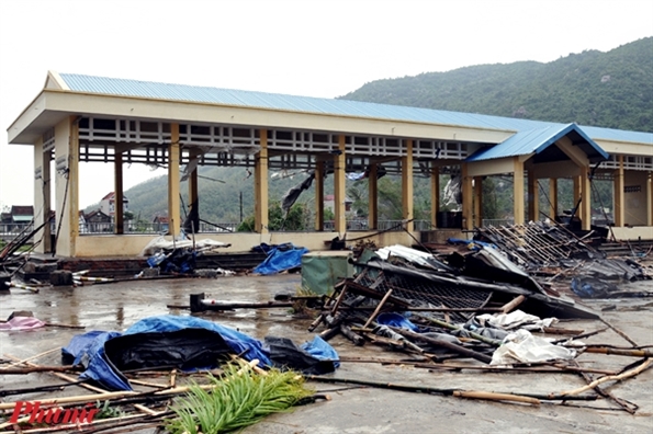 Gan 8.000 ngoi nha o Phu Yen hu hong, 15 nguoi mac ket o cang Vung Ro cho cuu