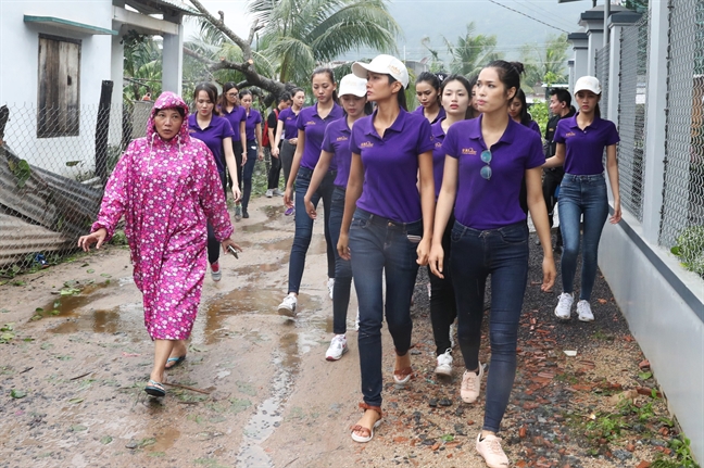 Pham Huong va dan thi sinh ‘Hoa hau Hoan vu Viet Nam 2017’ trao tang 100 phan qua cho nguoi dan vung bao