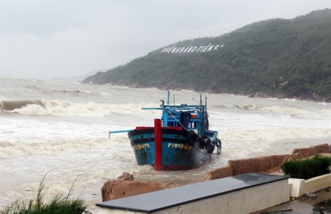 6 tàu bị sóng đánh chìm trên biển Quy Nhơn, nhiều người mất tích