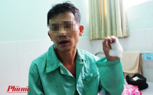 Ở tuổi 45, người đàn ông dùng chiếc ghế nhựa làm điểm tựa cuộc đời