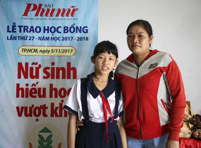 Giot nuoc mat hanh phuc cua nhung nguoi me trong le trao hoc bong 'Nu sinh hieu hoc vuot kho'