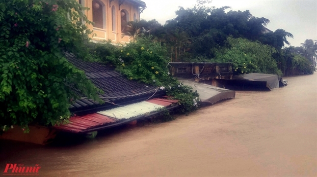 Hoi An chim sau trong lu lon, du khach bat chap nguy hiem thue thuyen di tham quan