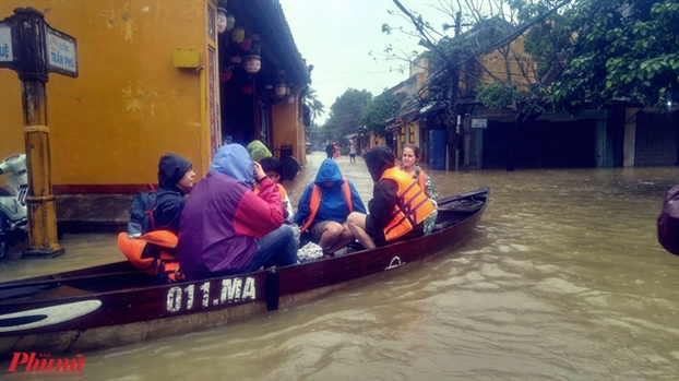 Hoi An chim sau trong lu lon, du khach bat chap nguy hiem thue thuyen di tham quan