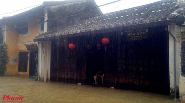 Hoi An chim sau trong lu lon, du khach bat chap nguy hiem thue thuyen di tham quan