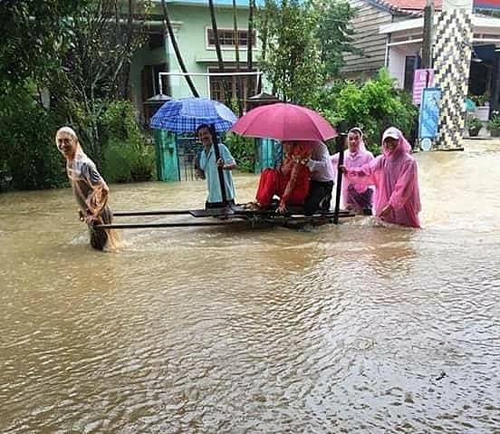 Dung xe bo vuot lu de ruoc dau trong ngay ngap lich su o Quang Nam