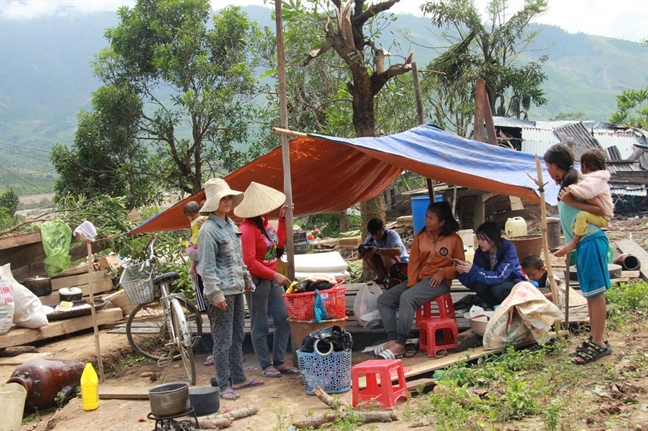 Xa ngheo tan hoang, nguoi dan lam canh man troi chieu dat sau bao Damrey