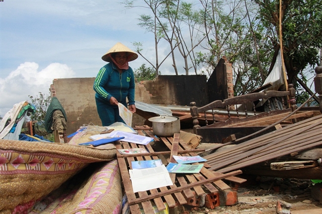 Xa ngheo tan hoang, nguoi dan lam canh man troi chieu dat sau bao Damrey