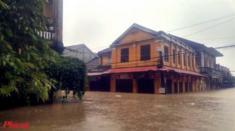 Hội An chìm sâu trong lũ lớn, du khách bất chấp nguy hiểm thuê thuyền đi tham quan