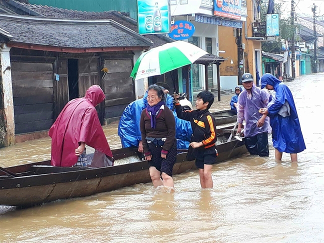 Thua Thien - Hue: 8 nguoi chet va mat tich do lu, so tan khan cap gan 7.500 nguoi