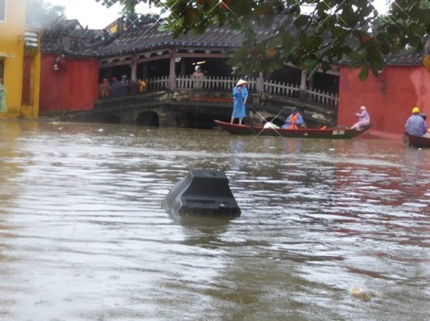 Bão kèm lũ, miền Trung lại chìm trong tang thương