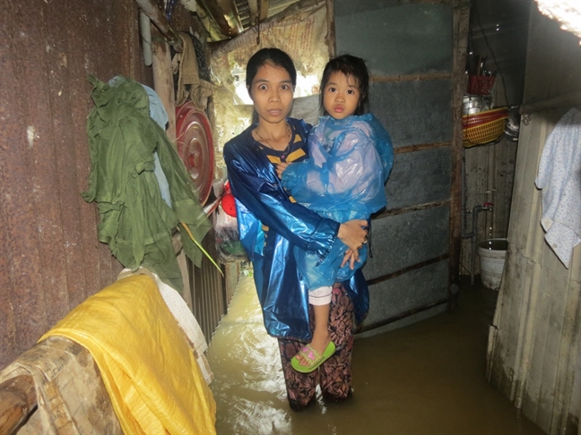 Nguoi dan ron lu Quang Dien chia se tung goi mi trong con hong thuy