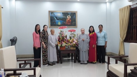 Hội LHPN TP chúc mừng ni sư Phật giáo TP.HCM