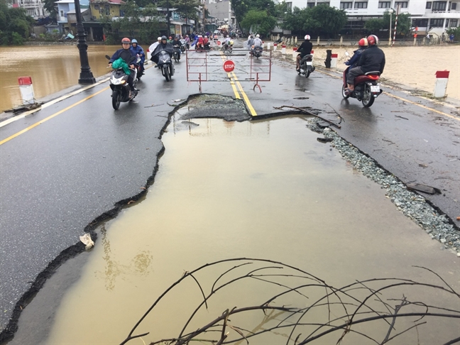 'Nang tho xu Hue' moi sua chua 19 ty dong da bi bong troc sau lu