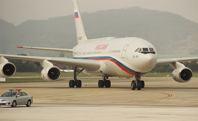 Hinh anh chuyen co dua Tong thong Nga Putin den san bay Da Nang