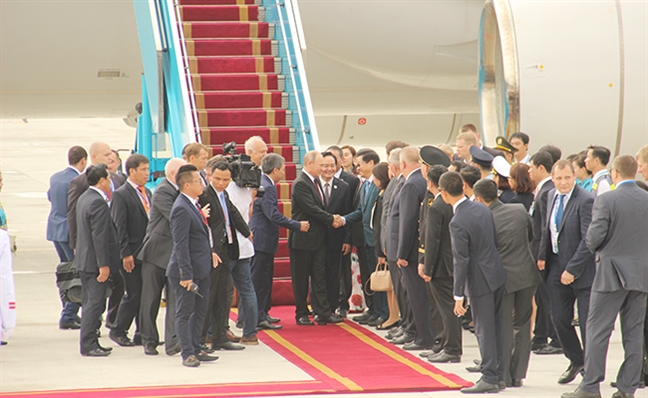 Hinh anh chuyen co dua Tong thong Nga Putin den san bay Da Nang