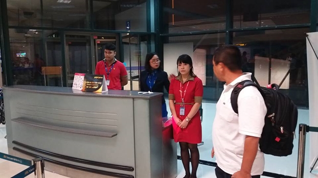 Nhan vien Vietjet xe ve len tau bay truoc mat hanh khach